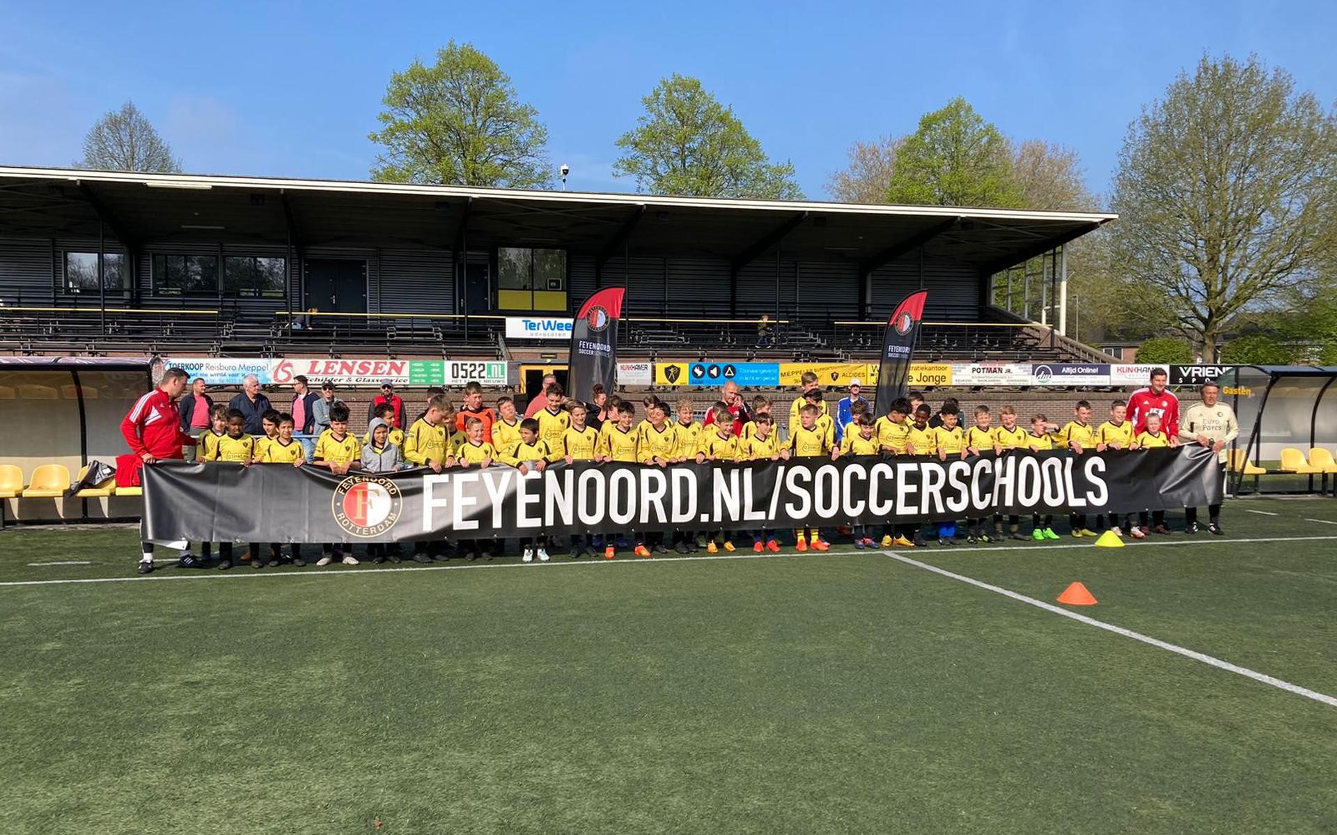Bij de Meppeler voetbalvereniging Alcides werd afgelopen weekend een Feyenoord-clinic gehouden. Dit onder leiding van oud-international Bennie Wijnstekers (geheel rechts).