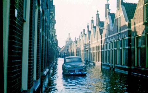 De Voorstraat in 1960 tijdens de wateroverlast in de binnenstad.