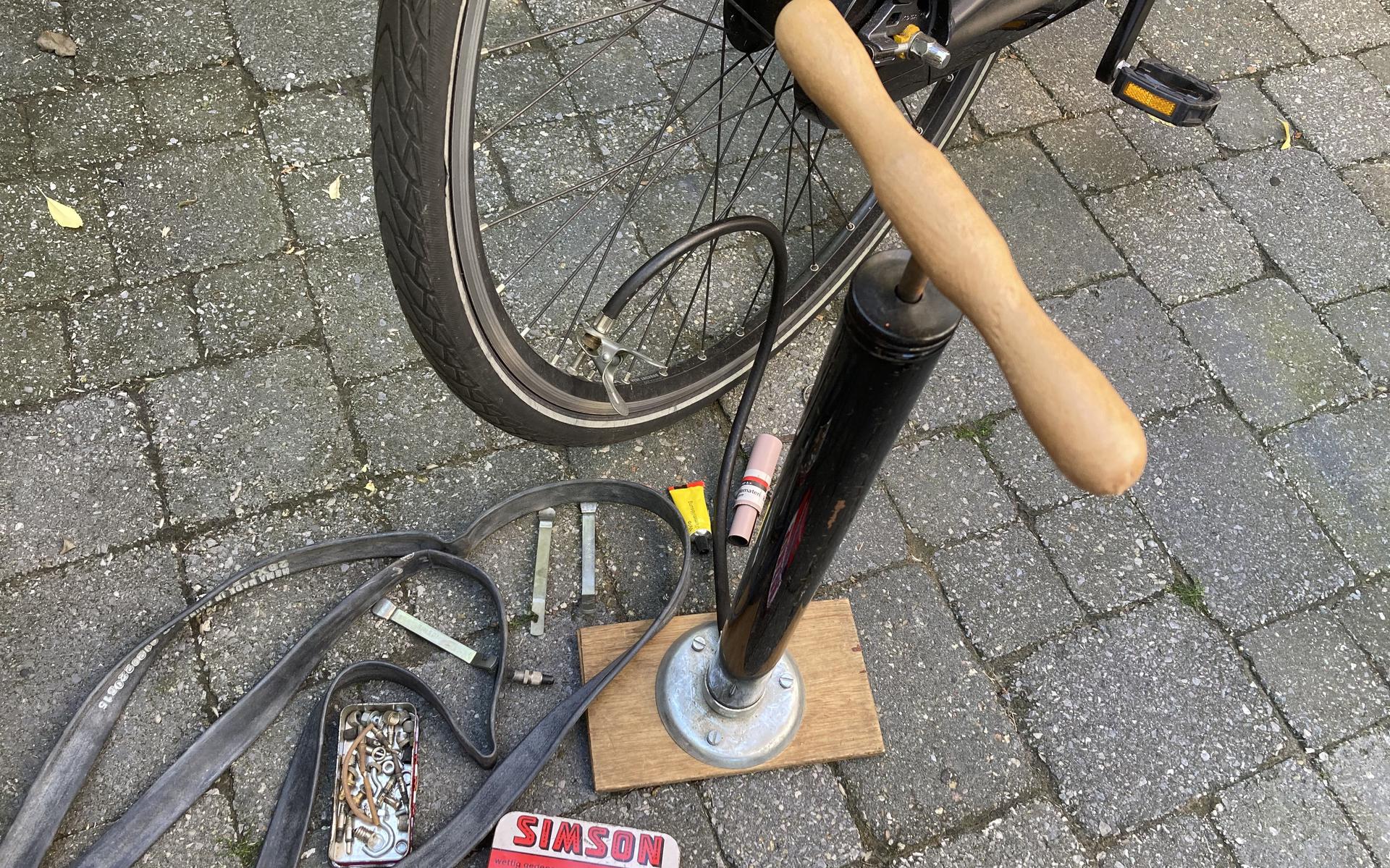 Oppompen van een zachte fietsband. 