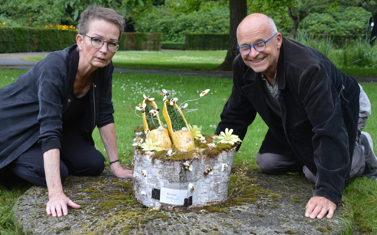 Martha Veldthuis en Hugo Galama bij een kunstwerk van Wietsche Petter, gele schoenen met bijen. Titel: 'Bee Shoes'.