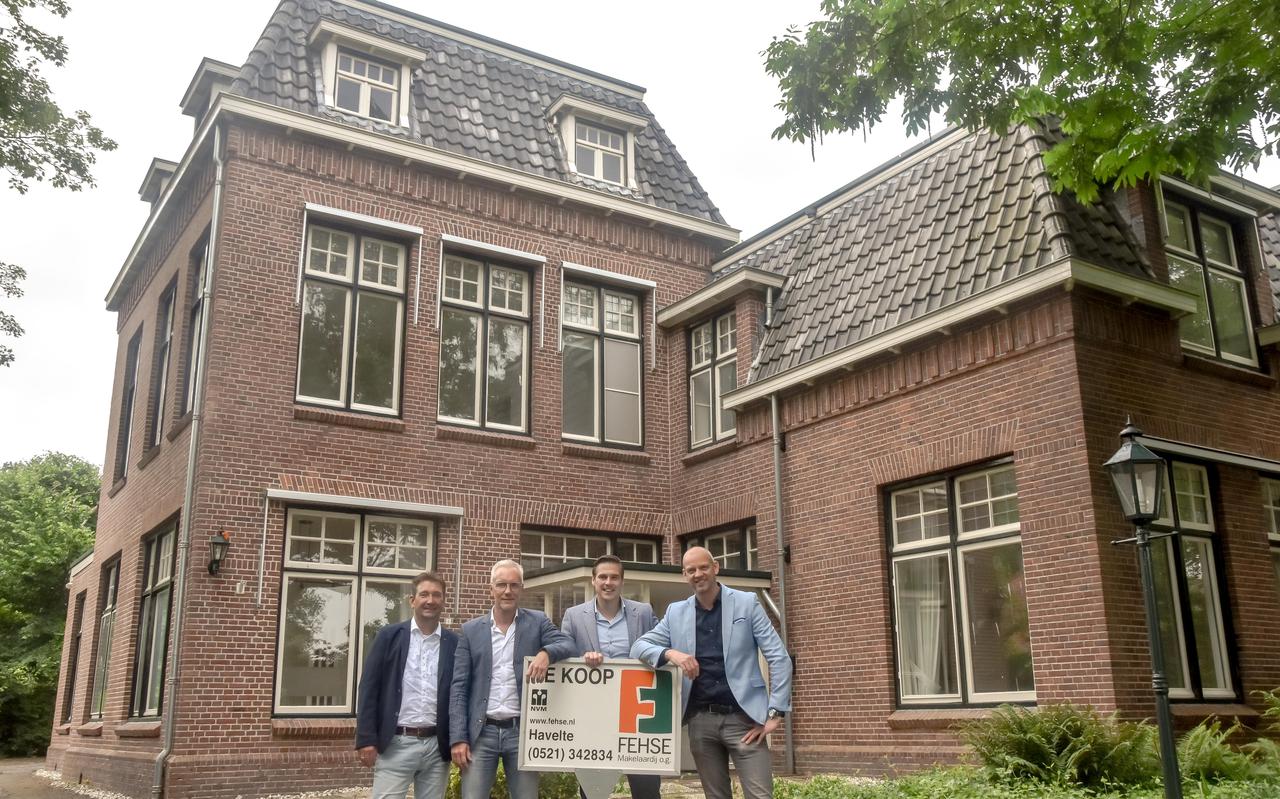 Harmjan Kroes, Jan Timmerman, Wouter Fehse en Christiaan Mennink voor het voormalige raadhuis in Havelte.