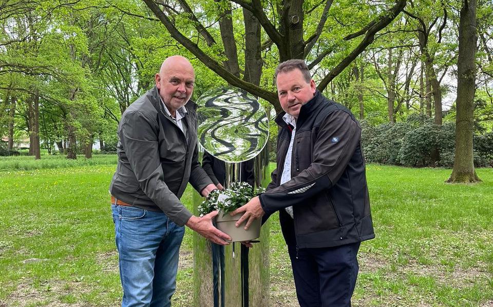 Roelof Talen (l) en Henk Koobs leggen bloemen bij het Staphorster monument in Neuengamme.