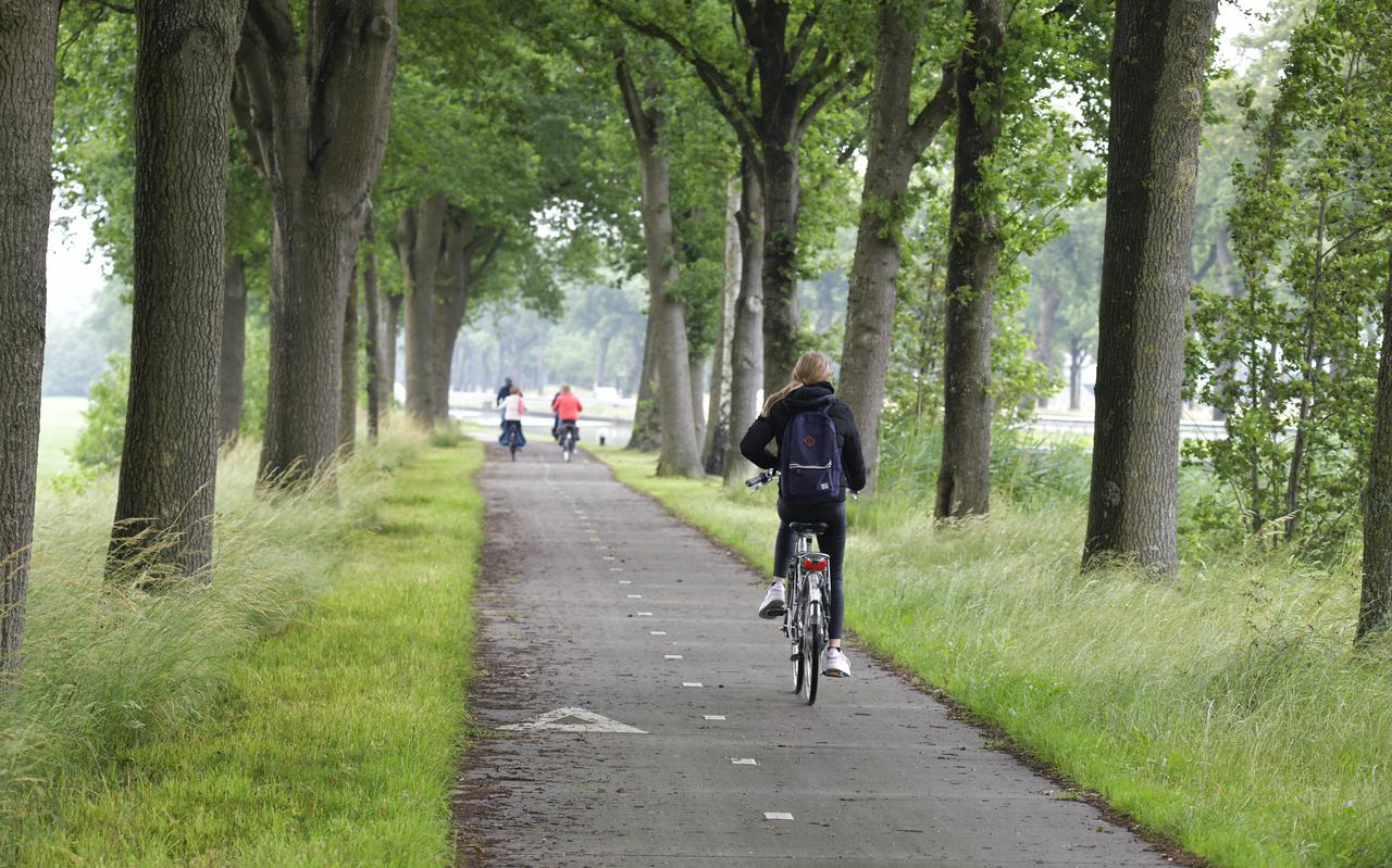 Het fietspad van Meppel naar Havelte, langs de Drentse Hoofdvaart.