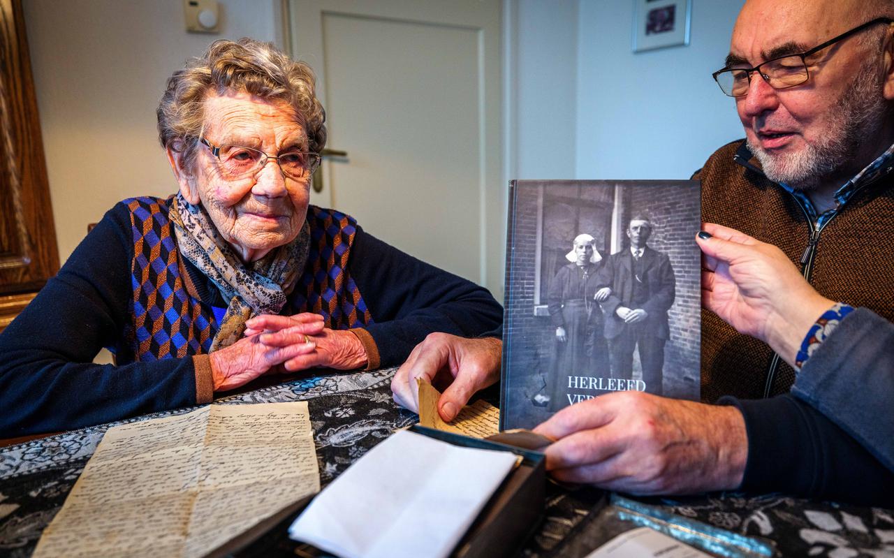 (Schoon)moeder Aaltje, Jan Koops en echtgenote Anneke bekijken de brieven en foto's. 