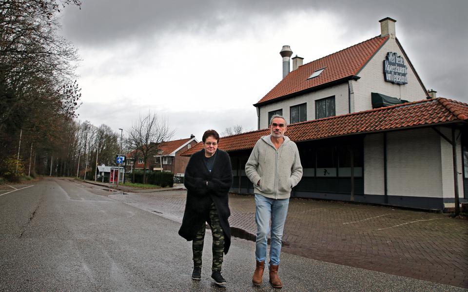 Buren Yvonne Leise en Jan Postma in hun buurtje tussen A28 en de oprit van deze snelweg.  Voormalig restaurant was eerst in beeld voor arbeidsmigranten en nu voor asielzoekers.