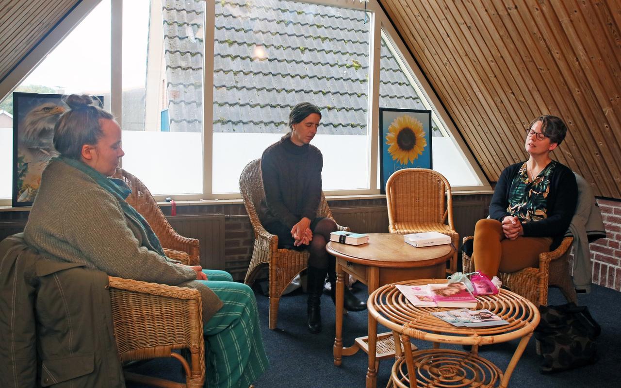 Mieke Flokstra (36), Renske van Werven (39) en Marieke van der Iest (45) zijn deze week aanwezig om samen de handen te vouwen in een zaaltje boven de kerk. Mieke Flokstra (36), Renske van Werven (39) en Marieke van der Iest (45) zijn deze week aanwezig om samen de handen te vouwen in een zaaltje boven de kerk.