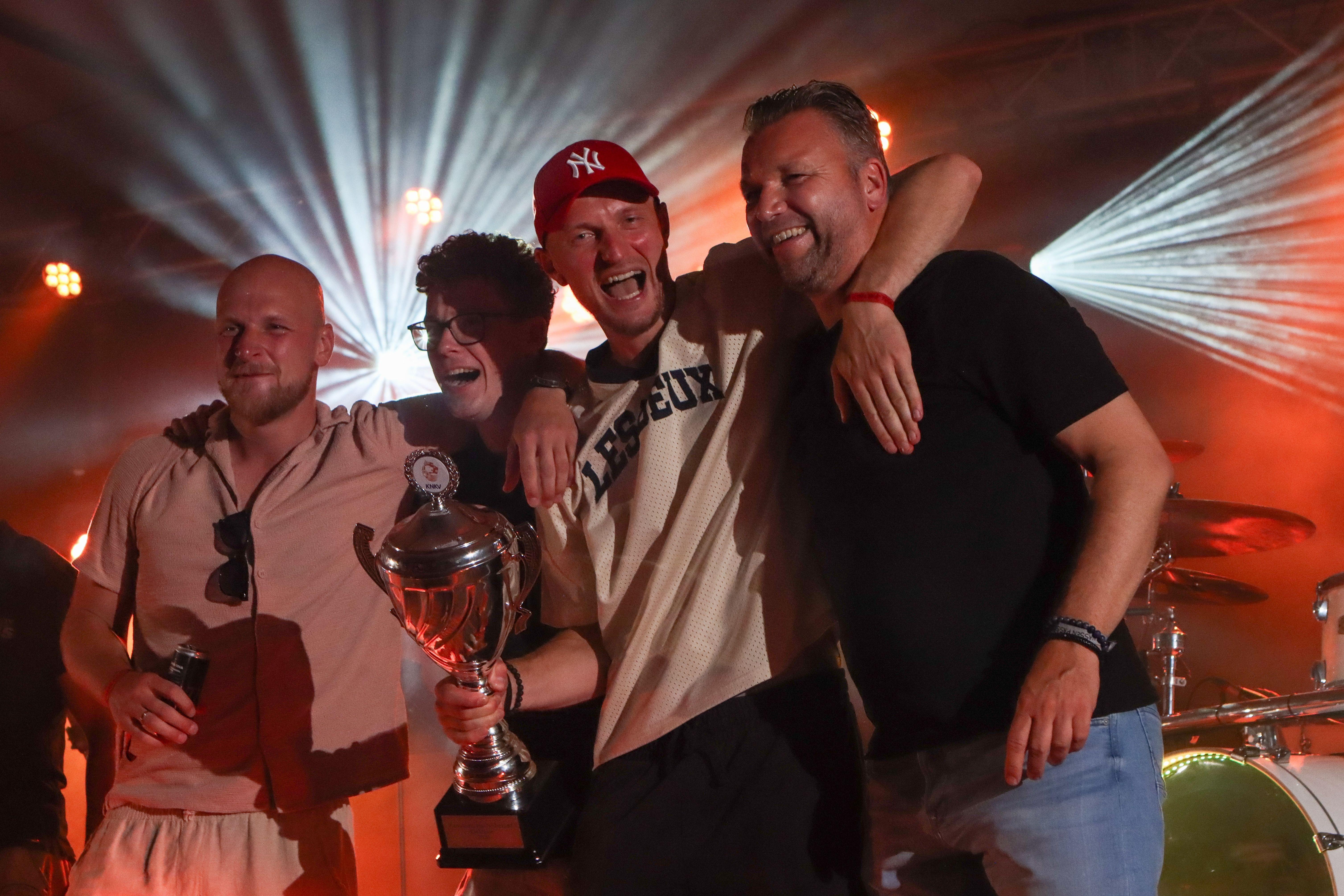 Trainer-coach Lars Pieper van DOS ’46/VDK Groep uit Nijeveen: ‘Dit is een feest van het hele dorp!’