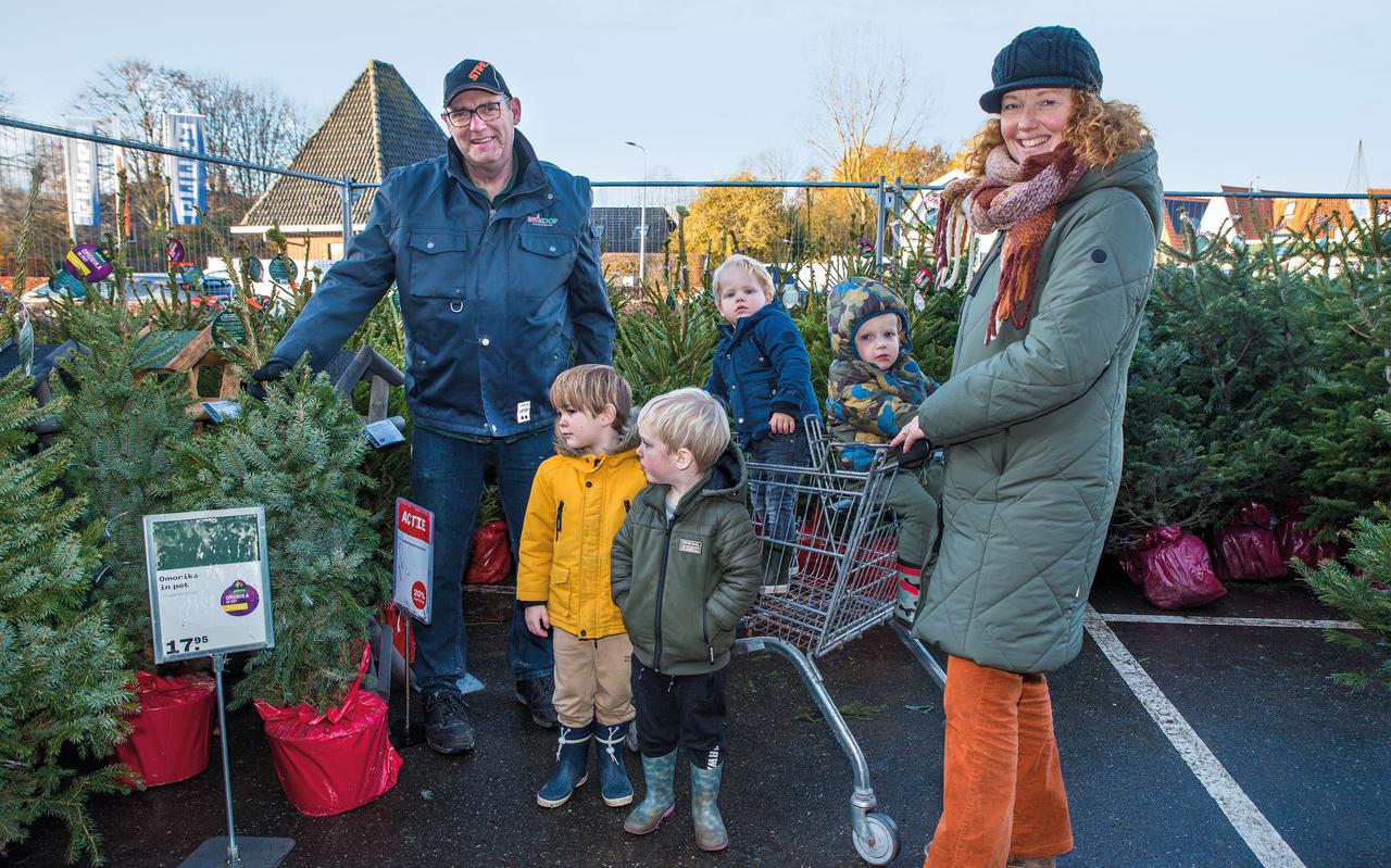 Medewerker Henk Benning van de Welkoop in Meppel heeft het druk met de verkoop van kerstbomen.