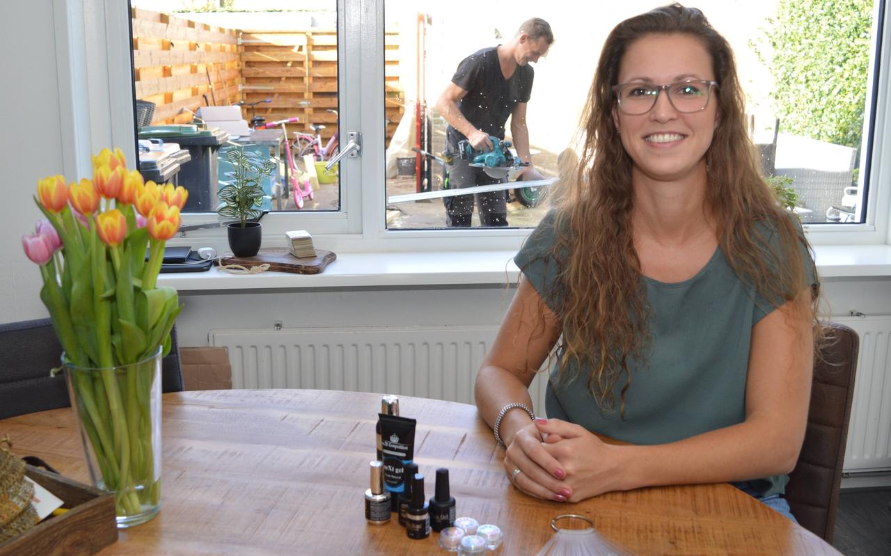 Sabine Kamstra verruilt de zorg voor haar eigen nagelstudio. Op de achtergrond is partner Harm-Jan Tabak druk bezig met het verbouwen van de schuur. Sabine Kamstra verruilt de zorg voor haar eigen nagelstudio. Op de achtergrond is partner Harm-Jan Tabak druk bezig met het verbouwen van de schuur.