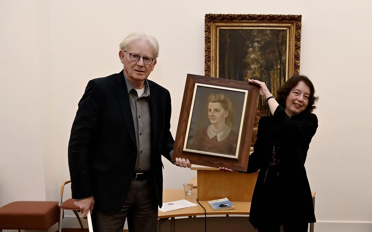 Voorzitter R. Bouwknegt van de Stichting Stien Eelsingh biedt conservator Mieke Mulders van het Stedelijk Museum een tot voor kort onbekend werk van Stien aan. 