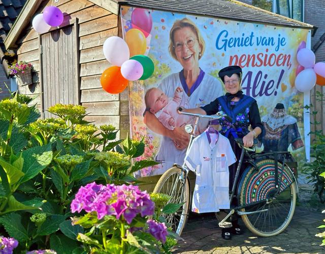 Na 44 jaar en ruim 1300 zuigelingen op de arm gaat kraamverzorgster Alie Roo uit Staphorst met pensi