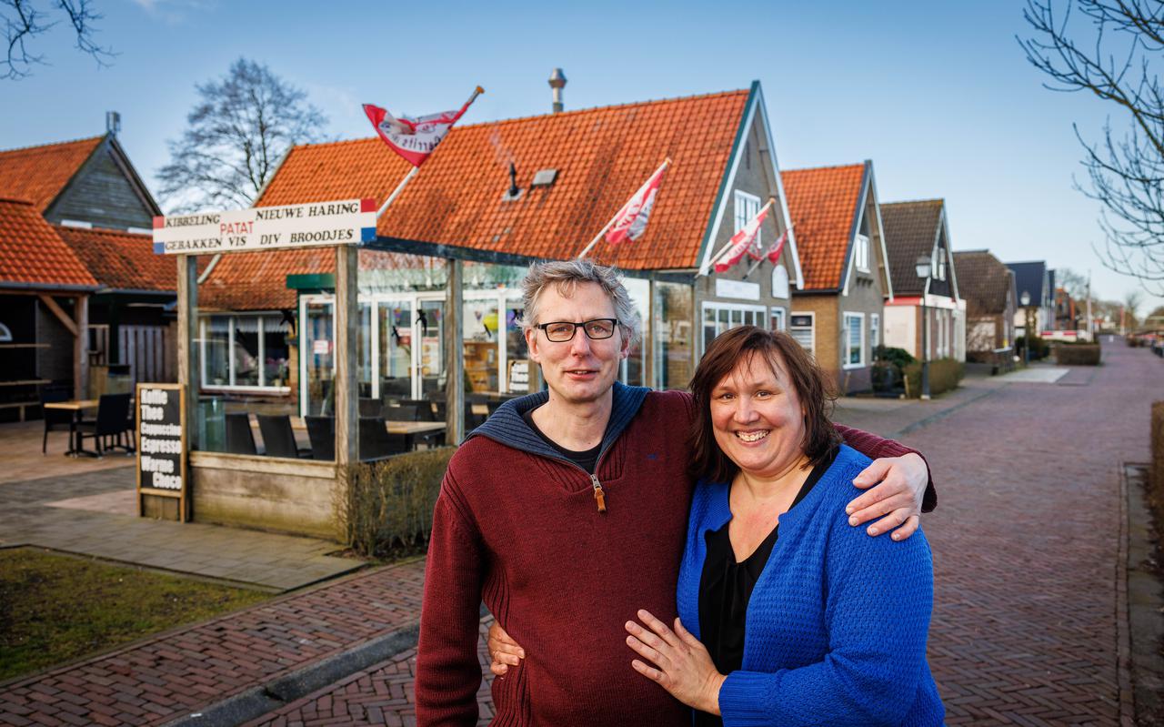 Berry en Riena de Boer voor de vishandel in Giethoorn.