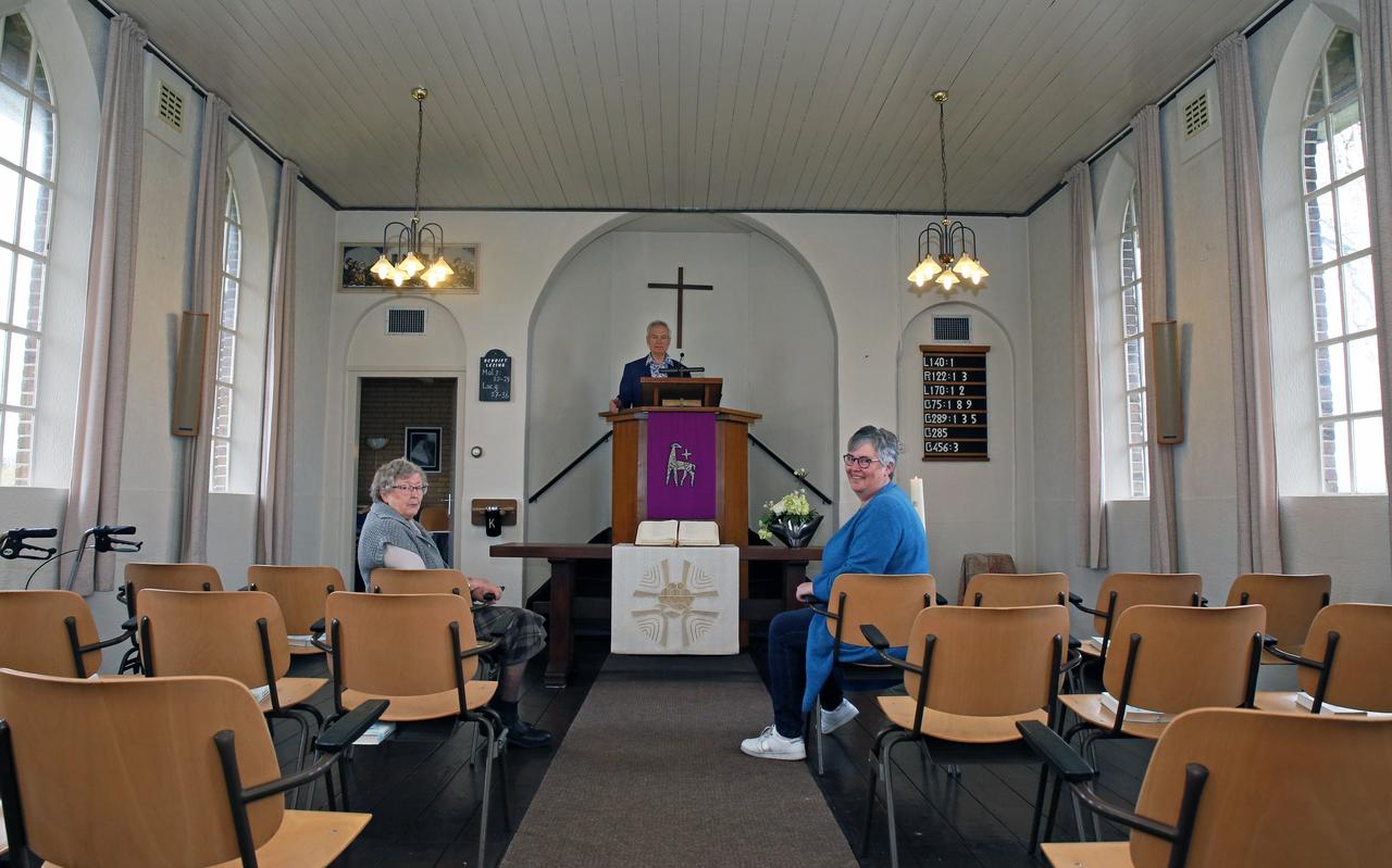Mannie Koolschijn en Agnes Moes in de hervormde kerk in Leggeloo. Leden: veertig en gemiddelde leeftijd 80 plus. Mannie Koolschijn en Agnes Moes in de hervormde kerk in Leggeloo. Leden: veertig en gemiddelde leeftijd 80 plus.