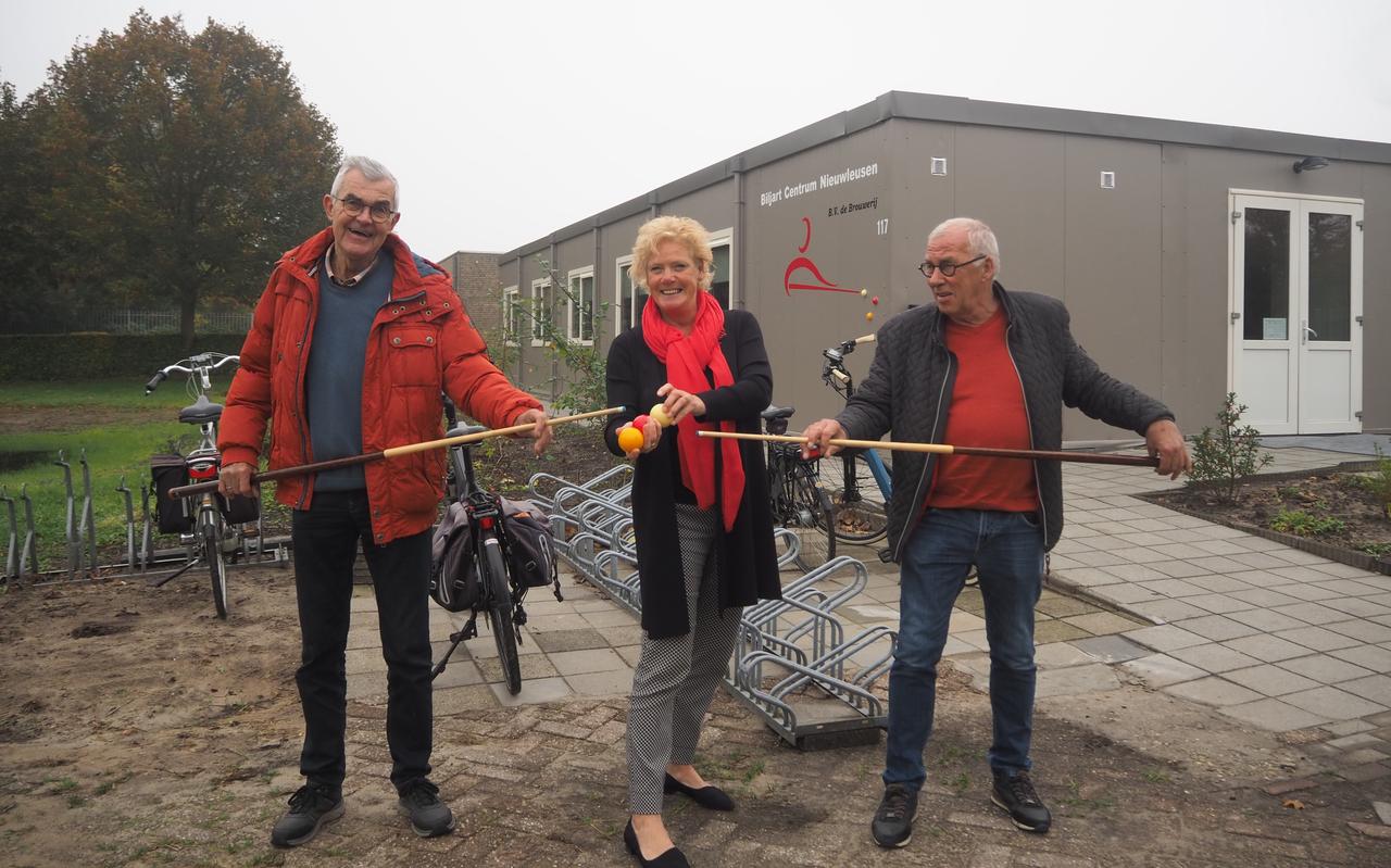 Op de foto v.l.n.r. Bert Brouwer (voorzitter), ouderenadviseur Saam Welzijn Margriet Zandink en secretaris Bennie Pot. Op de foto v.l.n.r. Bert Brouwer (voorzitter), ouderenadviseur Saam Welzijn Margriet Zandink en secretaris Bennie Pot.