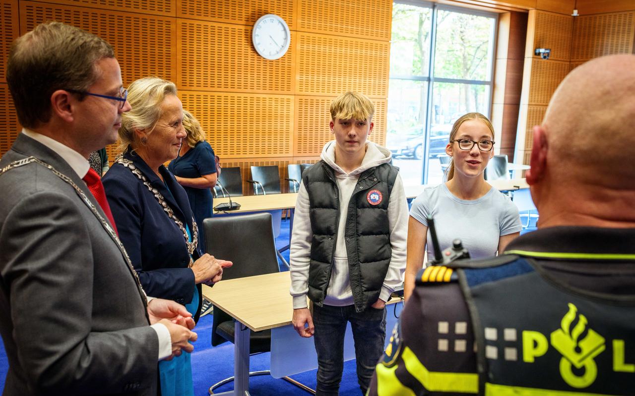 Twee jonge helden wordt bedankt door maar liefst twee burgemeesters; die van Meppel en van De Wolden. Twee jonge helden wordt bedankt door maar liefst twee burgemeesters; die van Meppel en van De Wolden.