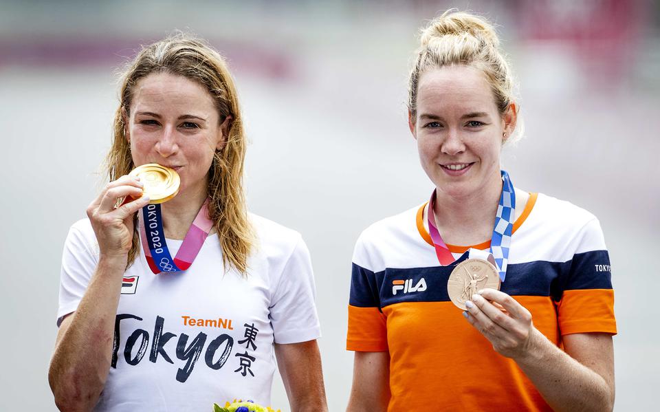 Anna van der Breggen met haar bronzen medaille, met naast haar Annemiek van Vleuten, die de gouden medaille wint.