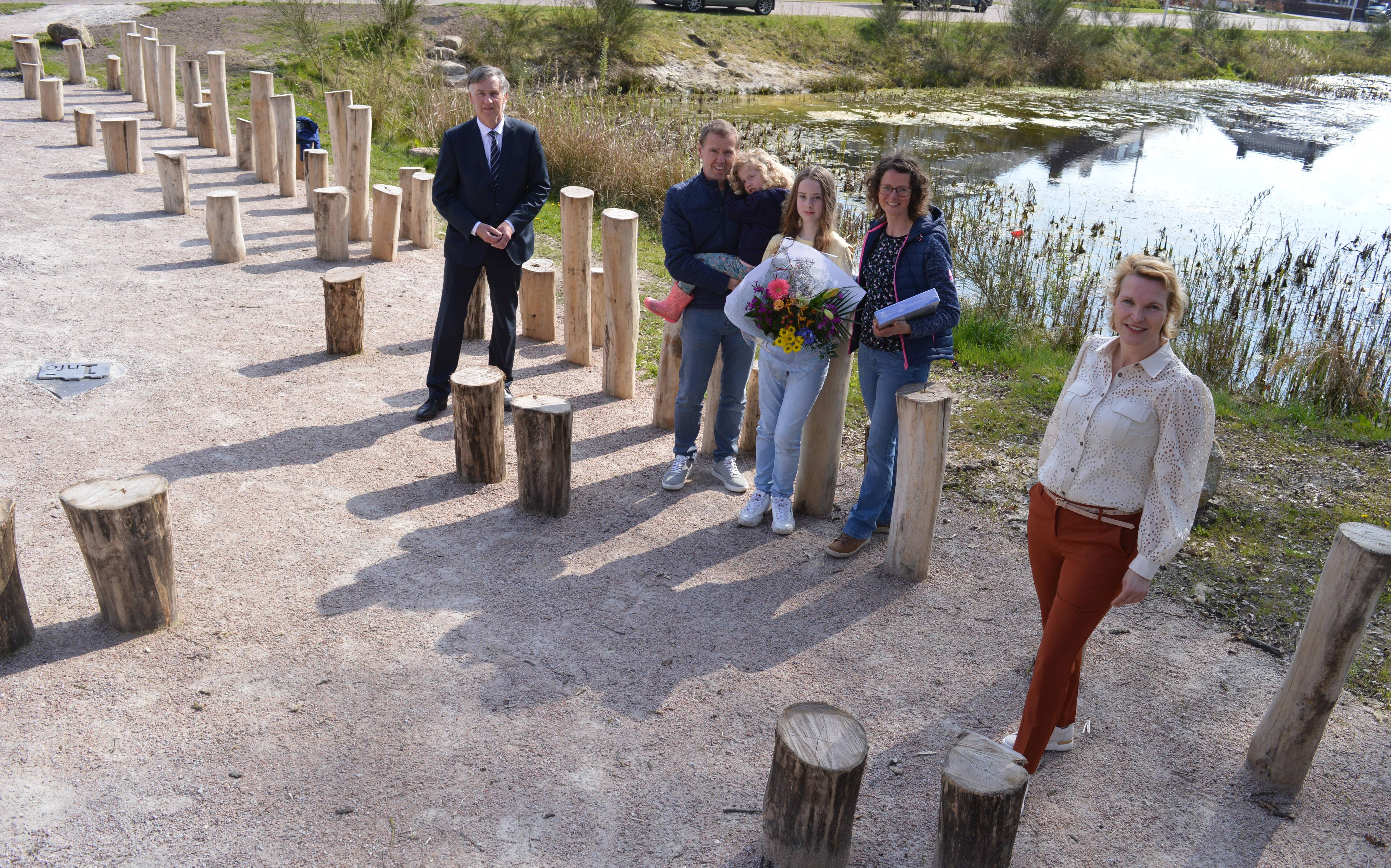 Het archeologisch beleefpunt in Ruinen is leerzaam, maar met al die palen ook een speelparadijs. Wethouder Hilda Mulder (rechts) en gedeputeerde Cees Bijl tussen de palen met de prijswinnende familie Boeters. Het archeologisch beleefpunt in Ruinen is leerzaam, maar met al die palen ook een speelparadijs. Wethouder Hilda Mulder (rechts) en gedeputeerde Cees Bijl tussen de palen met de prijswinnende familie Boeters.