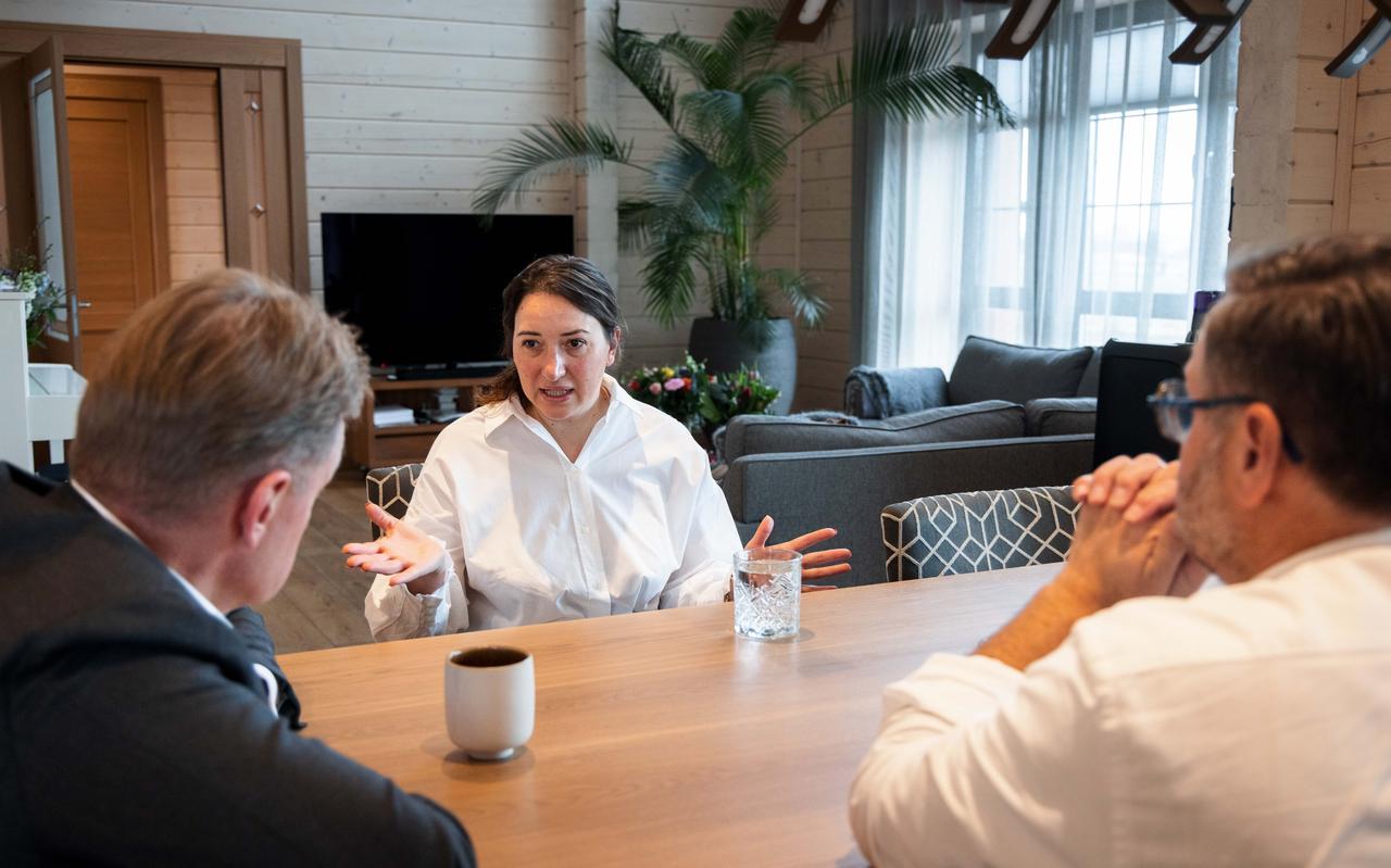 Lisa Supereka vertelt haar verhaal aan burgemeester Bats van Steenwijkerland. Rechts partner Herman. Lisa Supereka vertelt haar verhaal aan burgemeester Bats van Steenwijkerland. Rechts partner Herman.