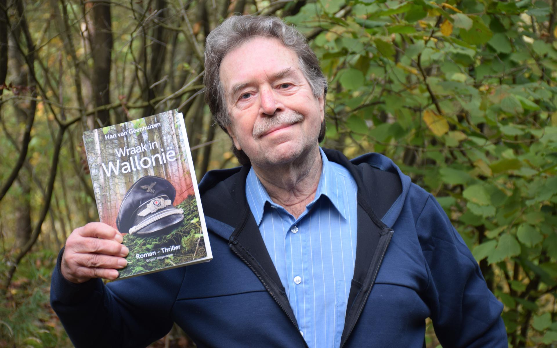 Han van Geenhuizen signiert den Thriller „Revenge in Wallonia“ in Dwingeloo