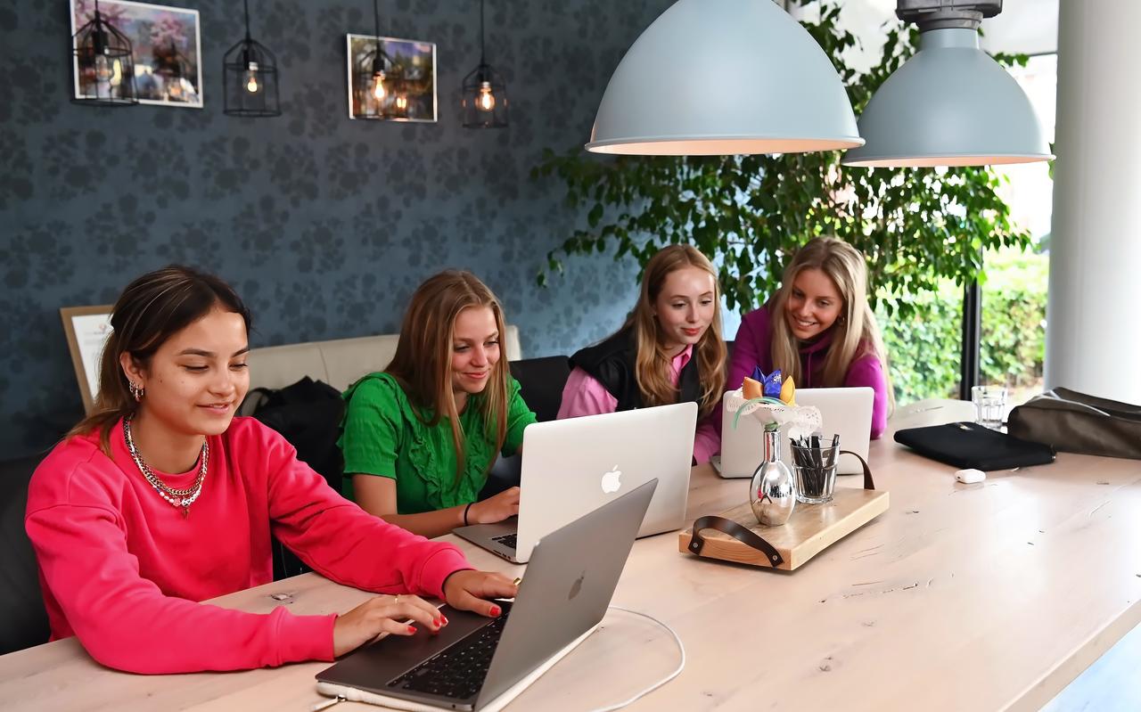 Van links naar rechts: Nadira, Maud, Evi en Fleur. Van links naar rechts: Nadira, Maud, Evi en Fleur.