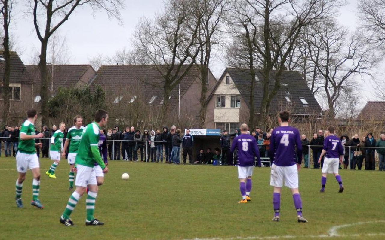 Momentopname van een wedstrijd tussen vv Willemsoord en FC Wolvega.