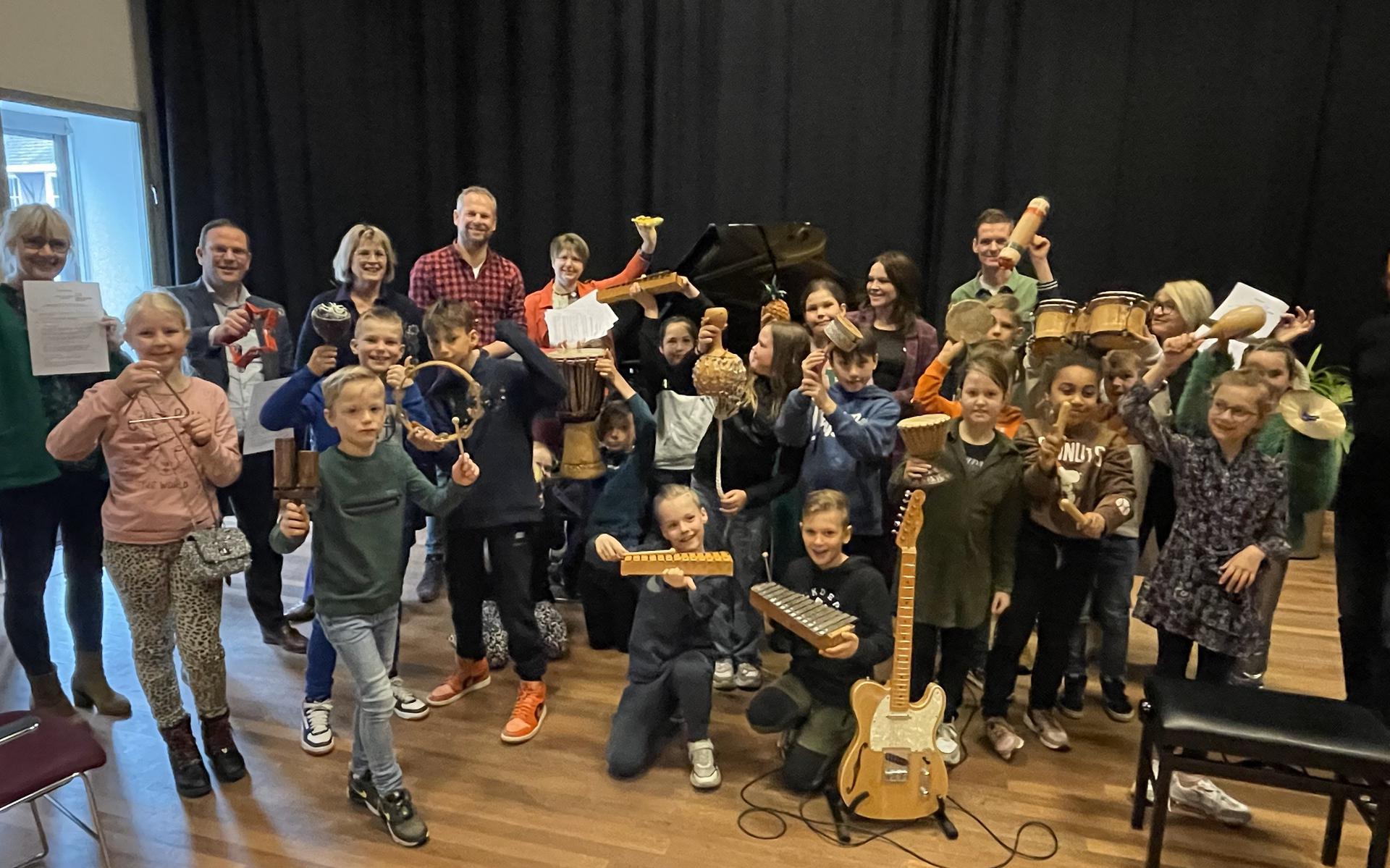 Begeleid door veel muziek tekenden de scholen woensdag voor opnieuw vier jaar hoogwaardig cultuuronderwijs in Meppel. 