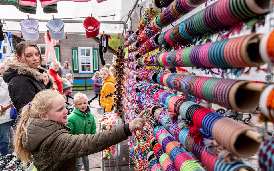 De Staphorster Jaarmarkt is altijd kleurrijk. De traditie heeft vandaag veel mazzel met het weer.