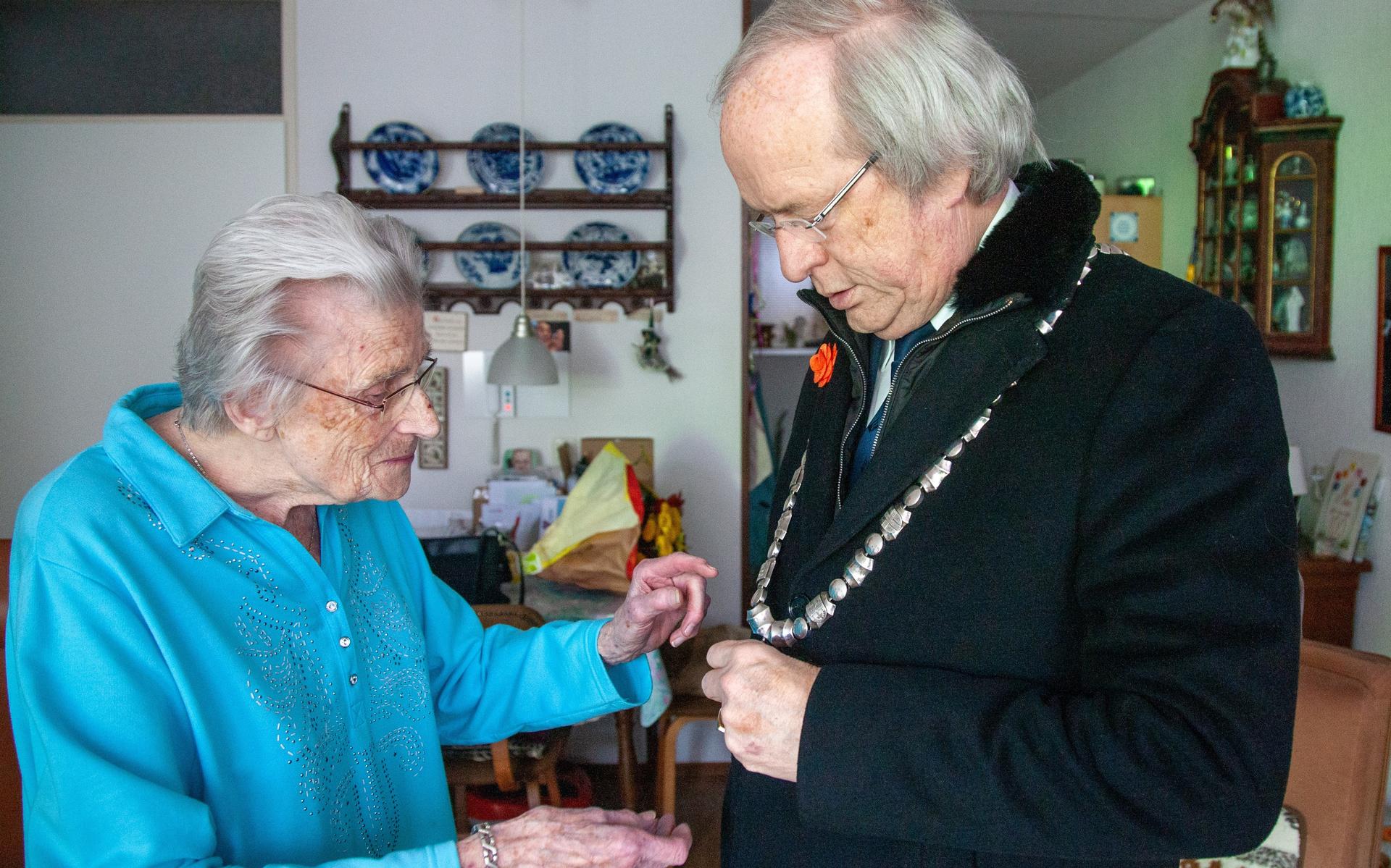 Mies Brons-Hunink uit Diever blaast honderd kaarsjes uit - Meppeler Courant