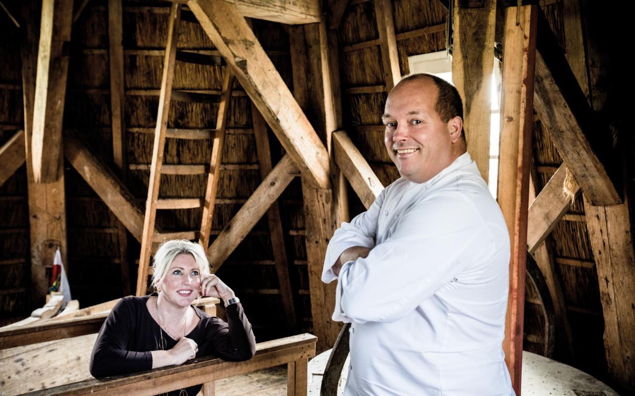 Cindy Borger en Jarno Eggen in hun molen De Leyen. Het meel gebruiken ze in de eigen keuken.