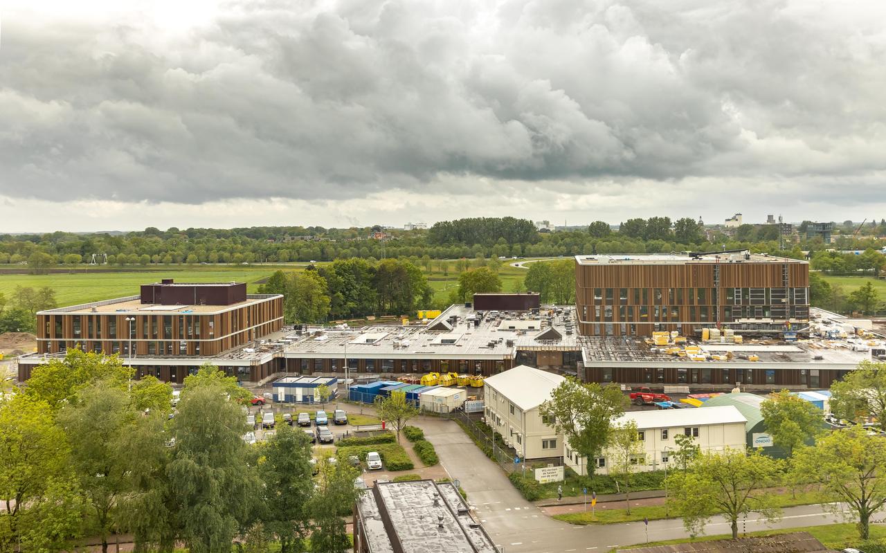 Overzichtsfoto nieuwbouw Isala en Noorderboog. Links het gebouw van Noorderboog, waar ook de afdeling geriatrische revalidatie wordt gevestigd. Overzichtsfoto nieuwbouw Isala en Noorderboog. Links het gebouw van Noorderboog, waar ook de afdeling geriatrische revalidatie wordt gevestigd.