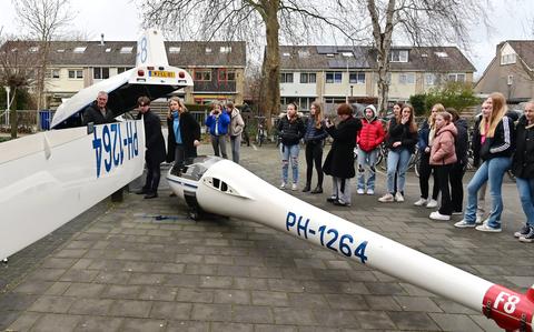 Een zweefvliegtuig op het schoolplein van Dingstede