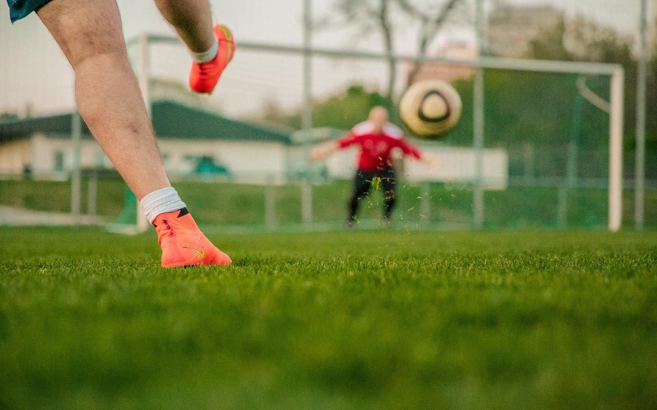 Voetbalverenigingen hebben al offertes opgevraagd om duidelijkheid te krijgen over de kosten van ledverlichting. Voetbalverenigingen hebben al offertes opgevraagd om duidelijkheid te krijgen over de kosten van ledverlichting.