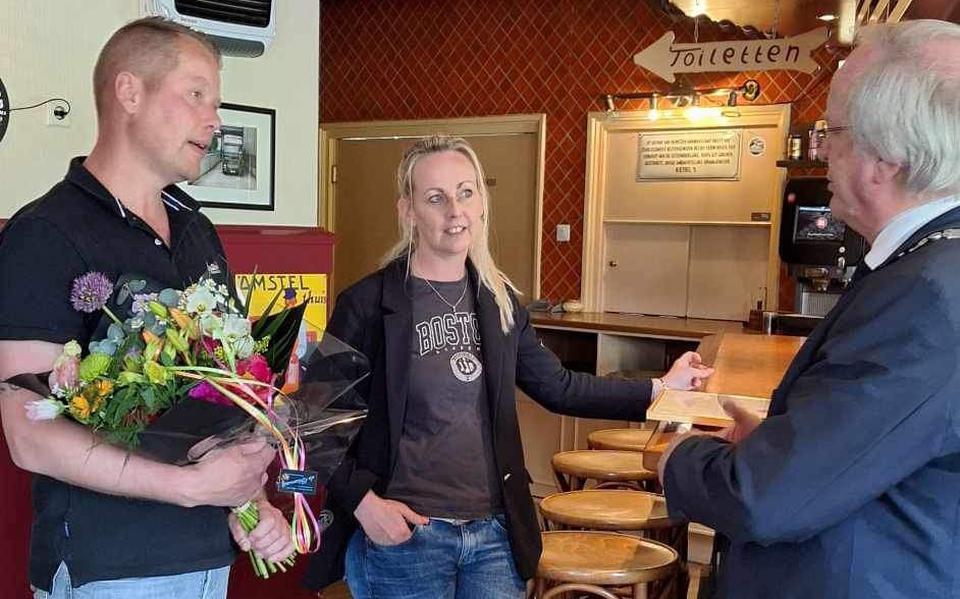 Hendrik en Tanja Drees ontvangen het certificaat uit handen van burgemeester Rikus Jager.
