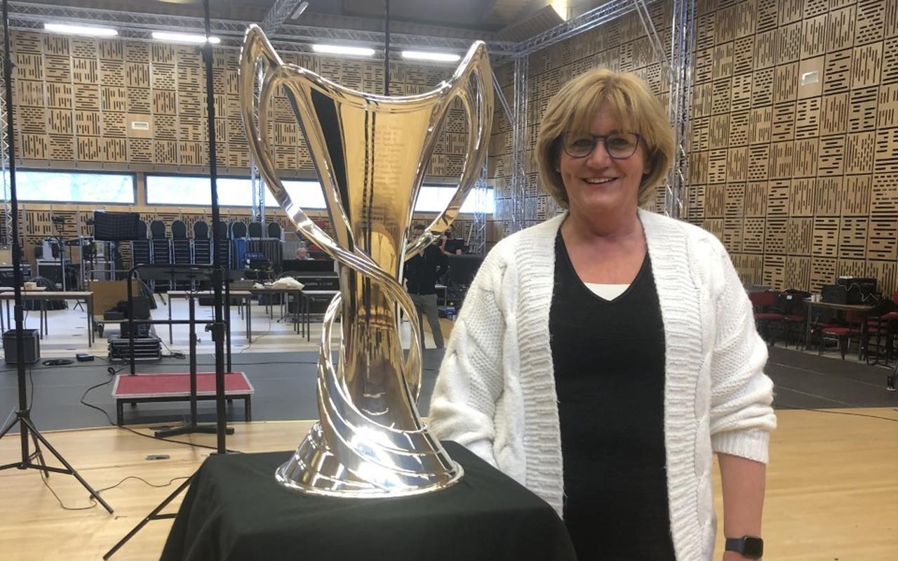 Els Woldberg met de Champions League-beker voor vrouwen. Els Woldberg met de Champions League-beker voor vrouwen.
