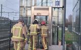 De brandweer bevrijdt een meisje uit de lift