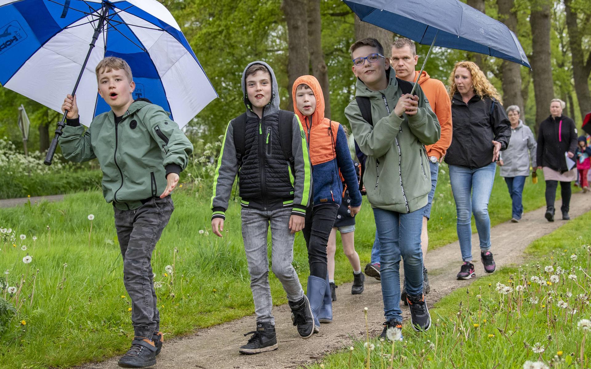 De deelnemers aan de wandelvierdaagse in Ruinen lieten zich door een beetje regen niet tegenhouden.