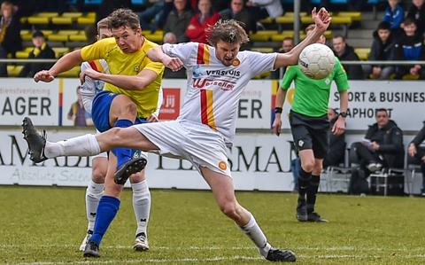 Martin van 't Ende scoort hier de 1-0 tegen Ter Leede. 