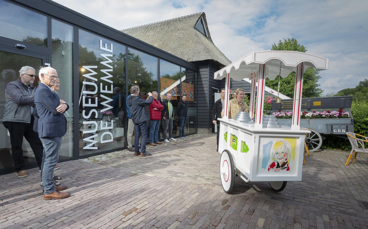 Wethouder Hilda Mulder heropende museum De Wemme in 2021 door de ijscokar naar buiten te fietsen.