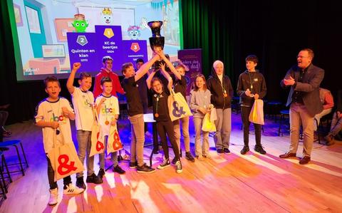 Leerlingen van obs Sprinkels met hun gewonnen beker