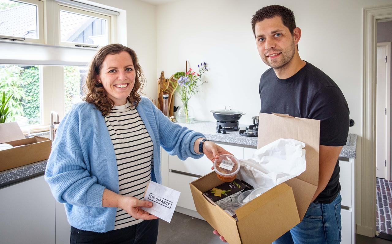 Paula Veldman en Bart-Jan Winters besteden veel zorg aan een smaakvolle verpakking. Paula Veldman en Bart-Jan Winters besteden veel zorg aan een smaakvolle verpakking.