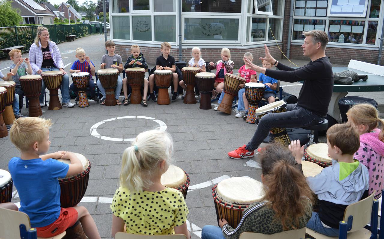 De workshop djembé onder leiding van Matthias van Olst vond buiten op het schoolplein plaats.