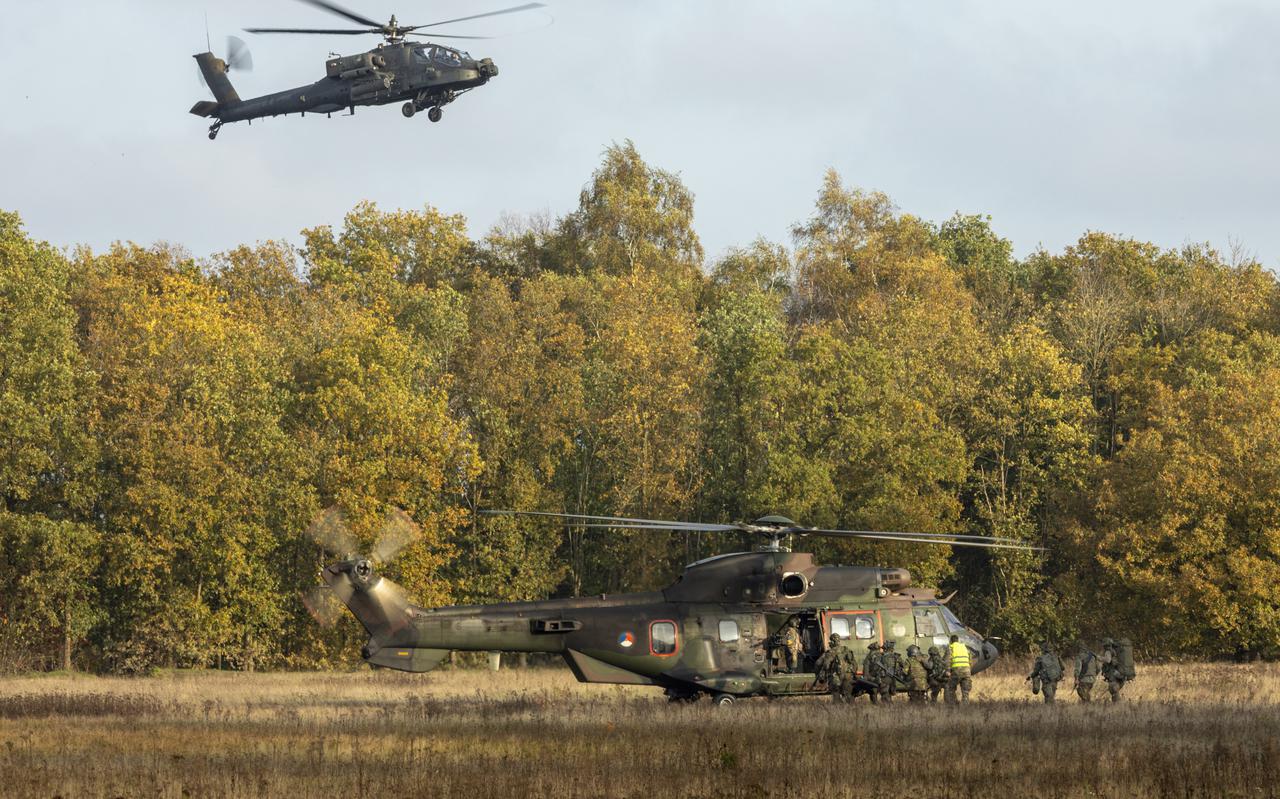 De gewonden worden geëvacueerd door een Cougar helikopter terwijl een Apache bescherming biedt