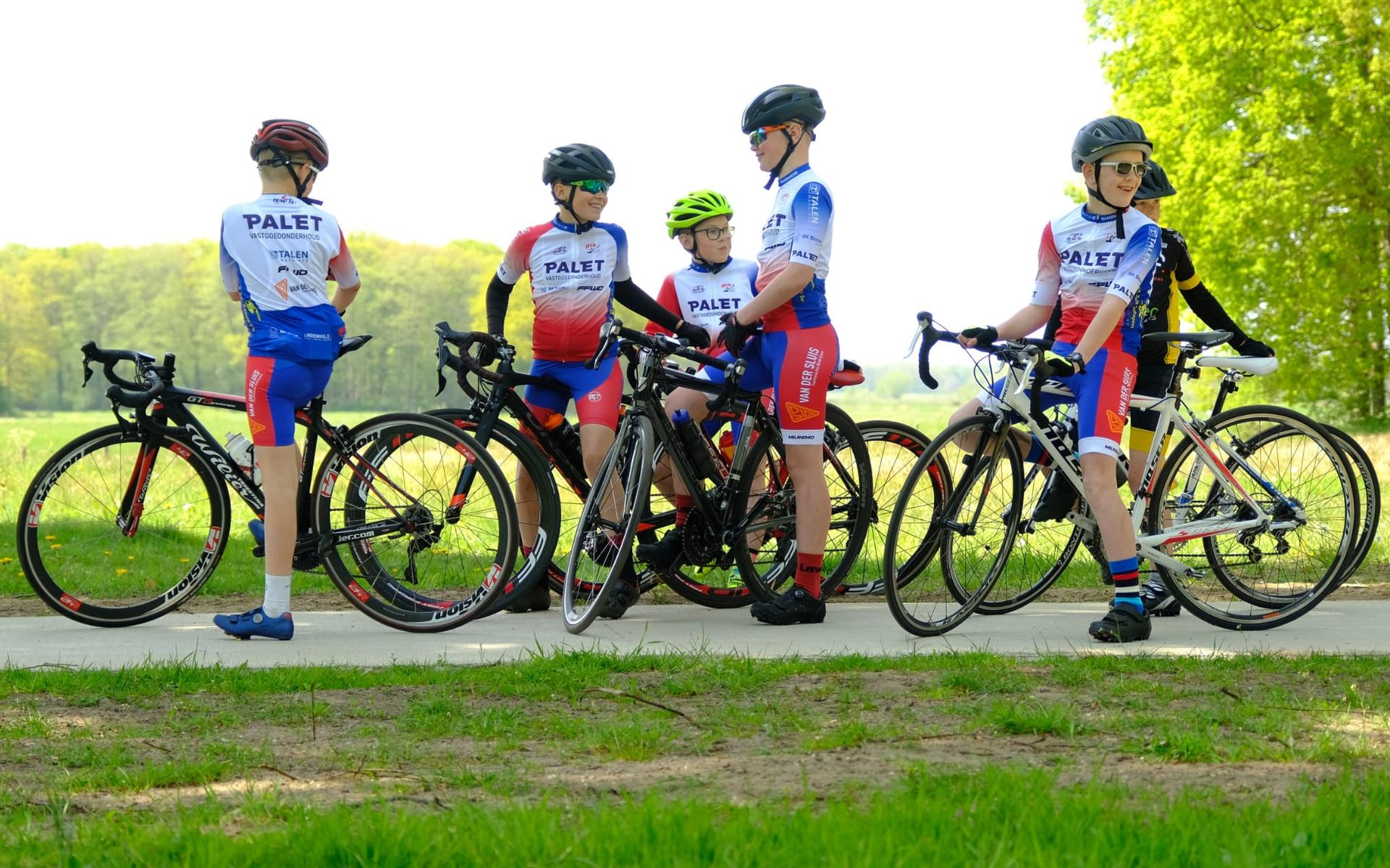 Wielervereniging Noordwesthoek traint zowel jonge als oudere wielrenners.