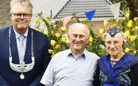 Hendrik Witte en Trijntje Tiemens werden gefeliciteerd door burgemeester Jan ten Kate.