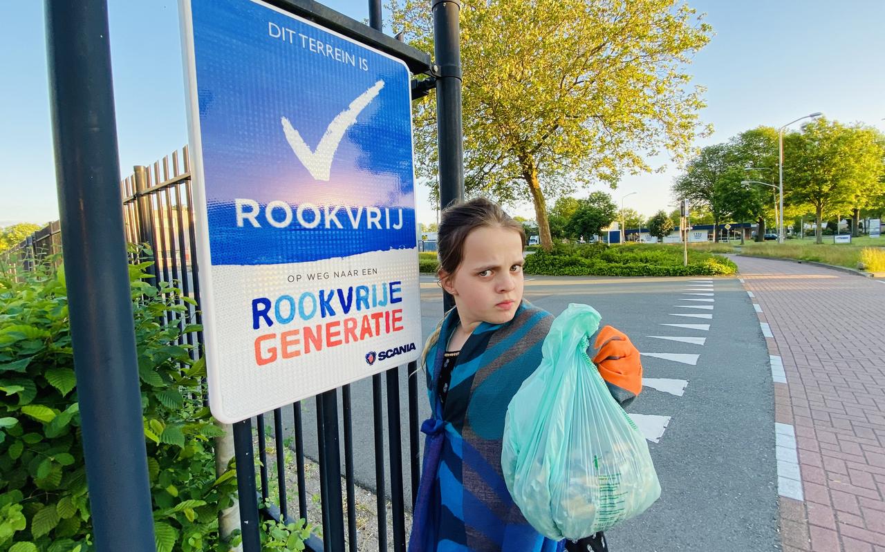 Isolde (10) heeft een zak vol peuken opgeruimd bij de fabriek van Scania in Meppel. Isolde (10) heeft een zak vol peuken opgeruimd bij de fabriek van Scania in Meppel.