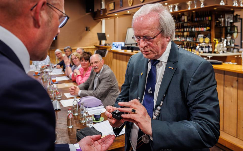 Burgemeester Rikus Jager kreeg van de raad manchetknopen met het wapen van Westerveld erin.