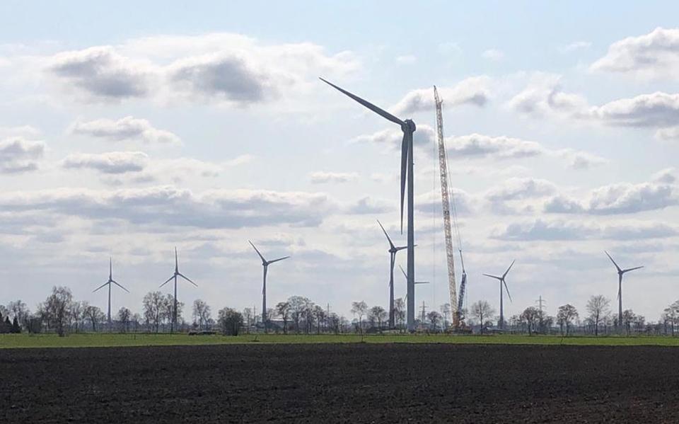 De nieuwe windturbine van Nieuwleusen Synergie is al voorzien van twee van de drie wieken.