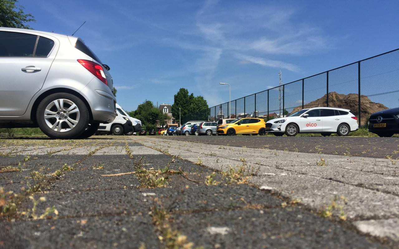 De parkeerplaats bij het grasveld achter schouwburg Ogterop. De parkeerplaats bij het grasveld achter schouwburg Ogterop.