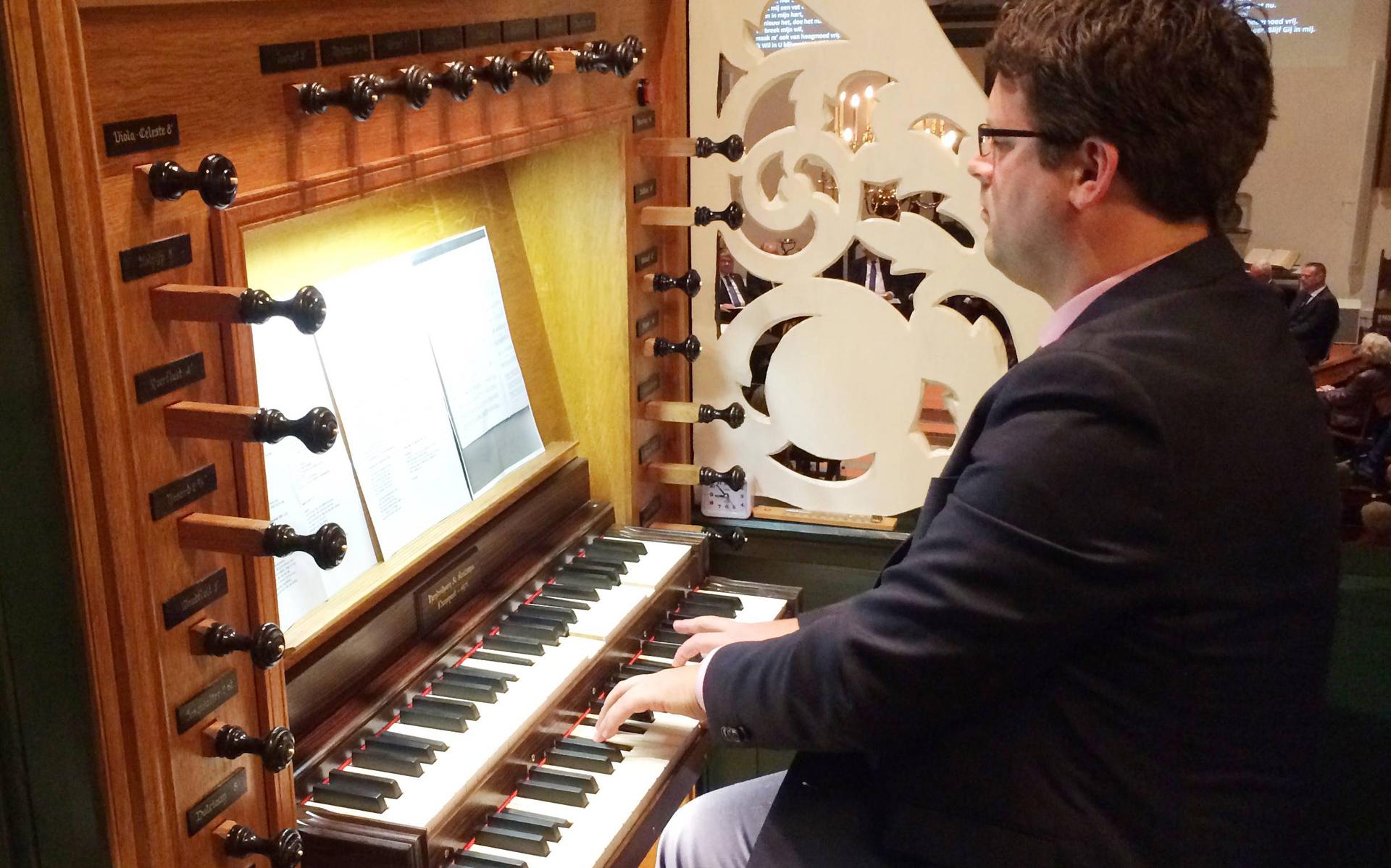 Jorrit Woudt in actie achter het orgel.