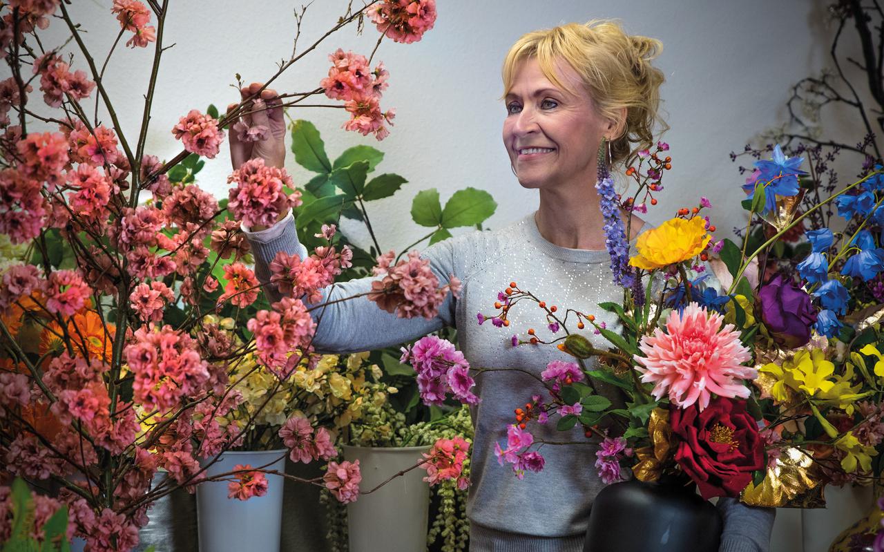 Karin Broekstra van Flowers4life in haar werkruimte.